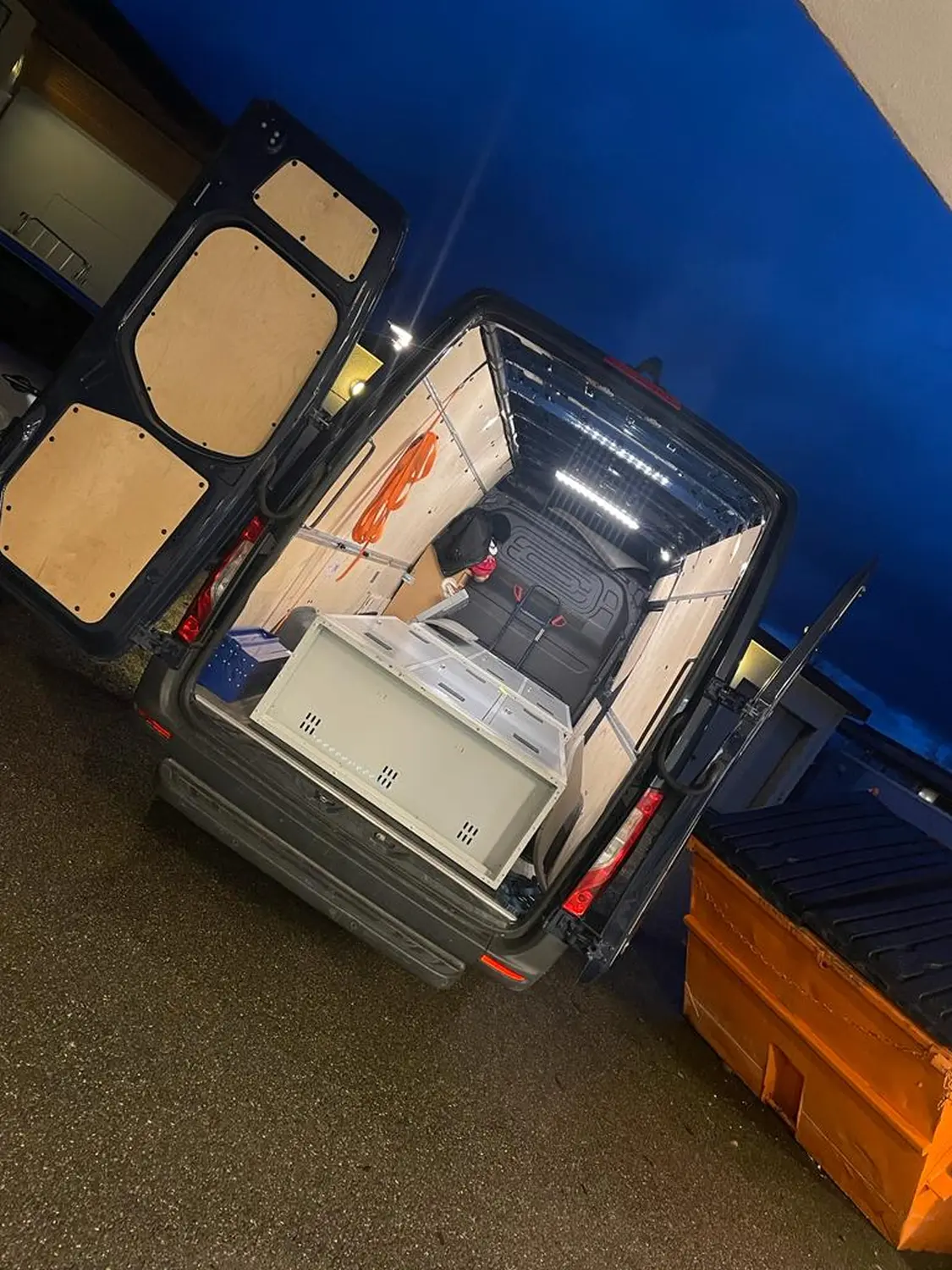 Gepäck ins Auto laden von Emin Abi Transporte