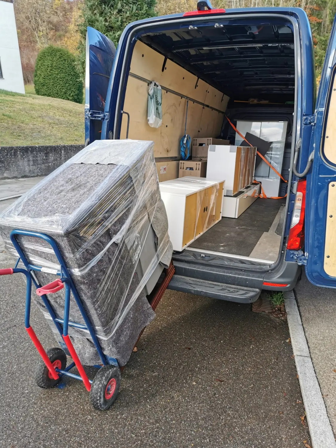 Gepäck ins Auto laden von Emin Abi Transporte