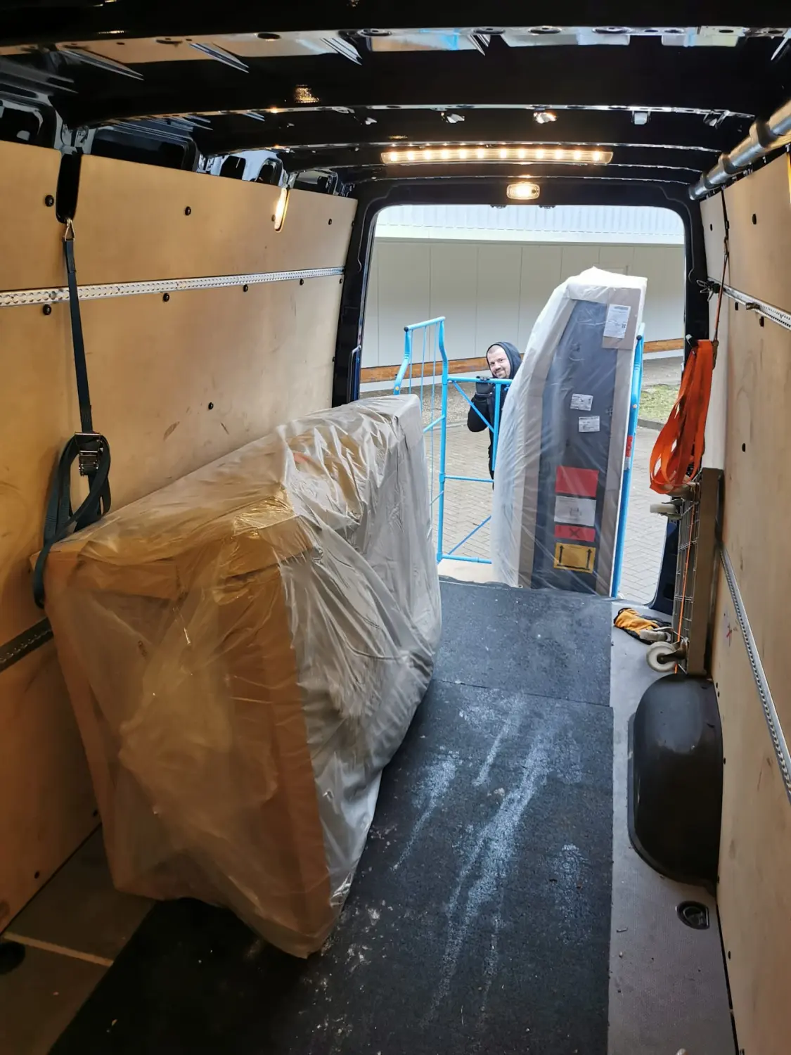 Gepäck ins Auto laden von Emin Abi Transporte