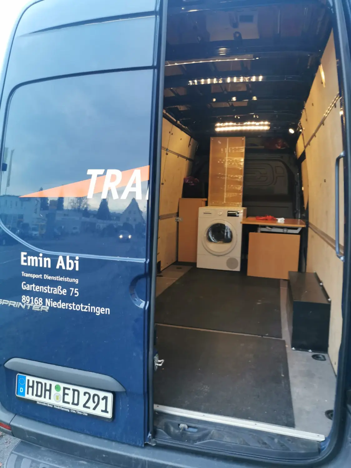 Gepäck ins Auto laden von Emin Abi Transporte