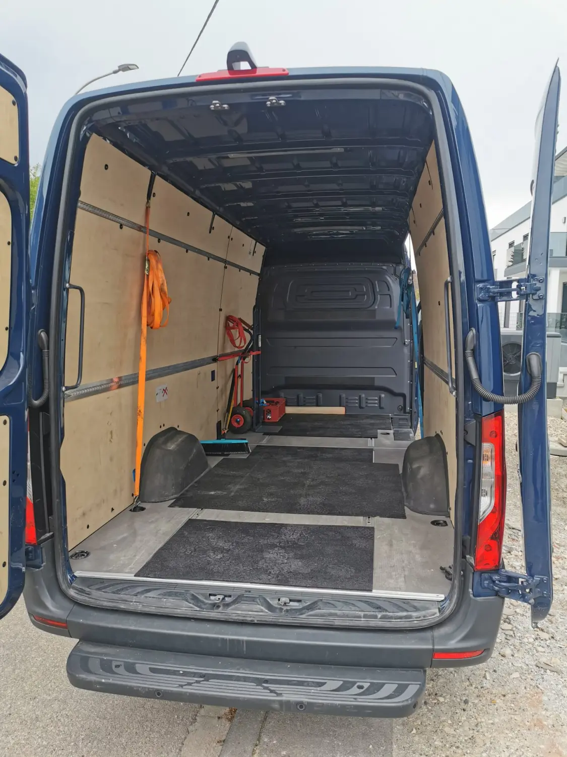 Gepäck ins Auto laden von Emin Abi Transporte