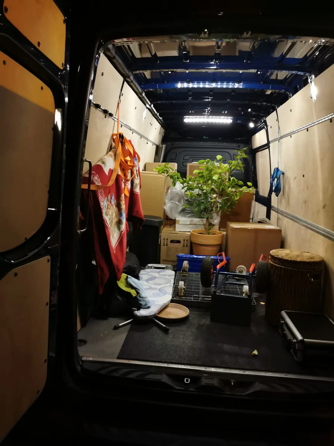 Gepäck ins Auto laden von Emin Abi Transporte