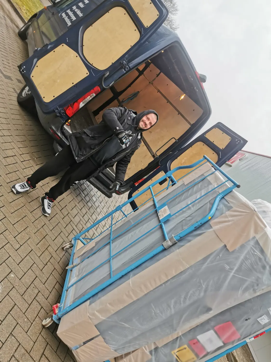 Gepäck ins Auto laden von Emin Abi Transporte