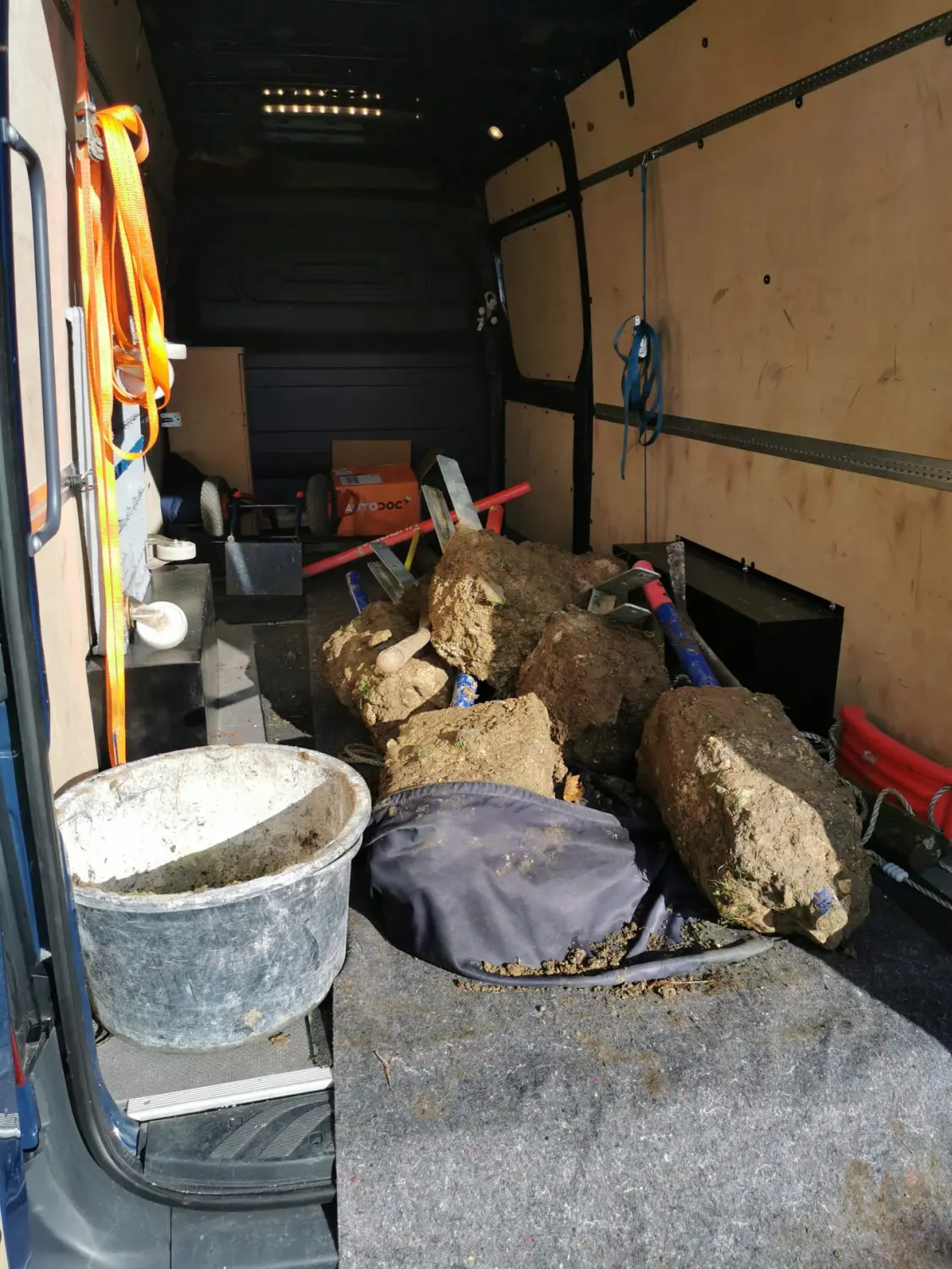Gepäck ins Auto laden von Emin Abi Transporte