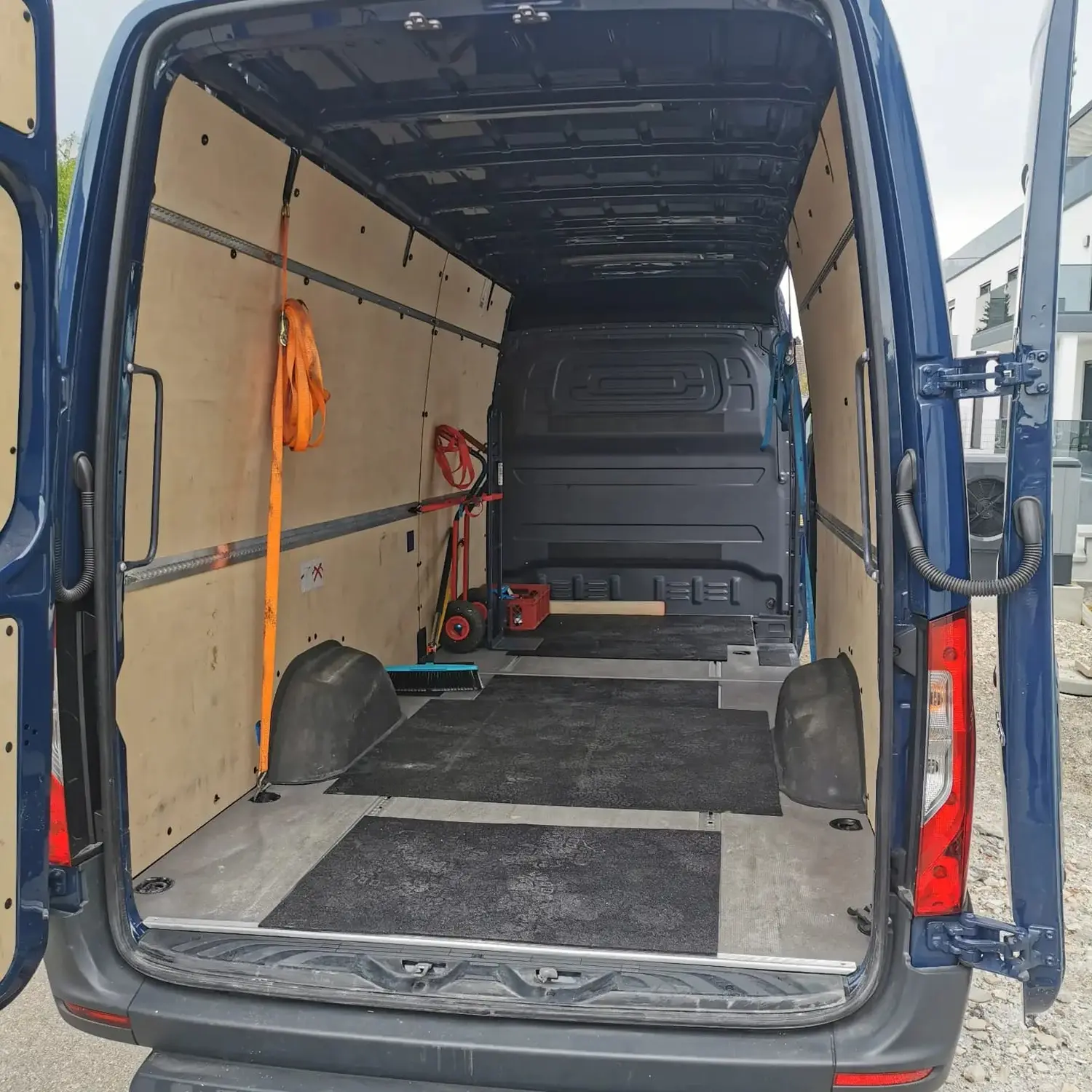 Gepäck ins Auto laden von Emin Abi Transporte