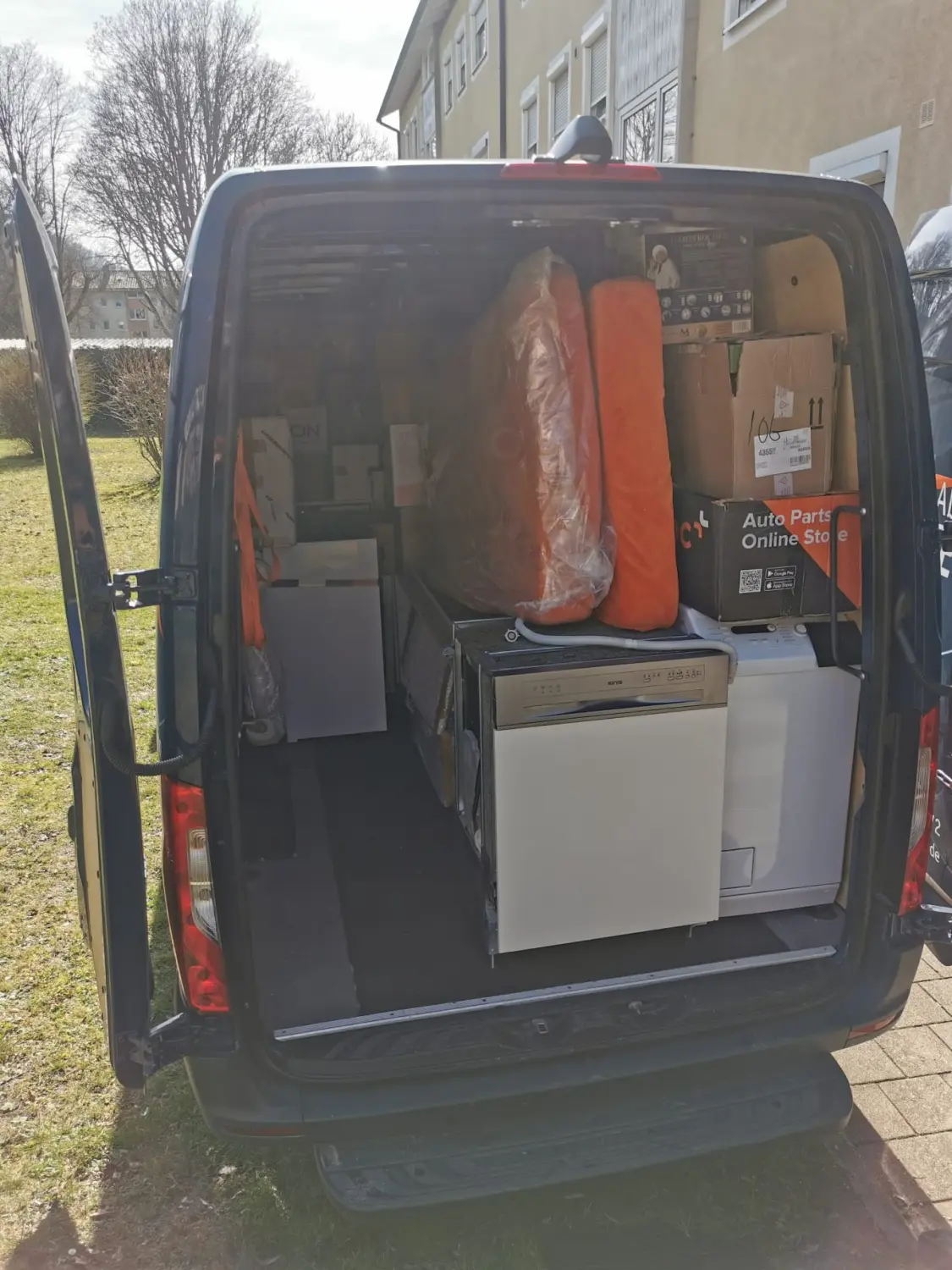 Gepäck ins Auto laden von Emin Abi Transporte
