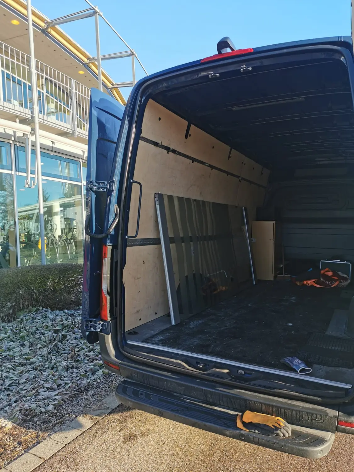 Gepäck ins Auto laden von Emin Abi Transporte