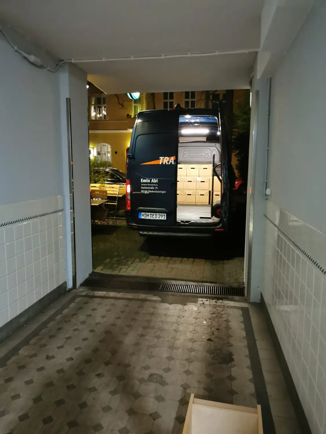 Gepäck ins Auto laden von Emin Abi Transporte