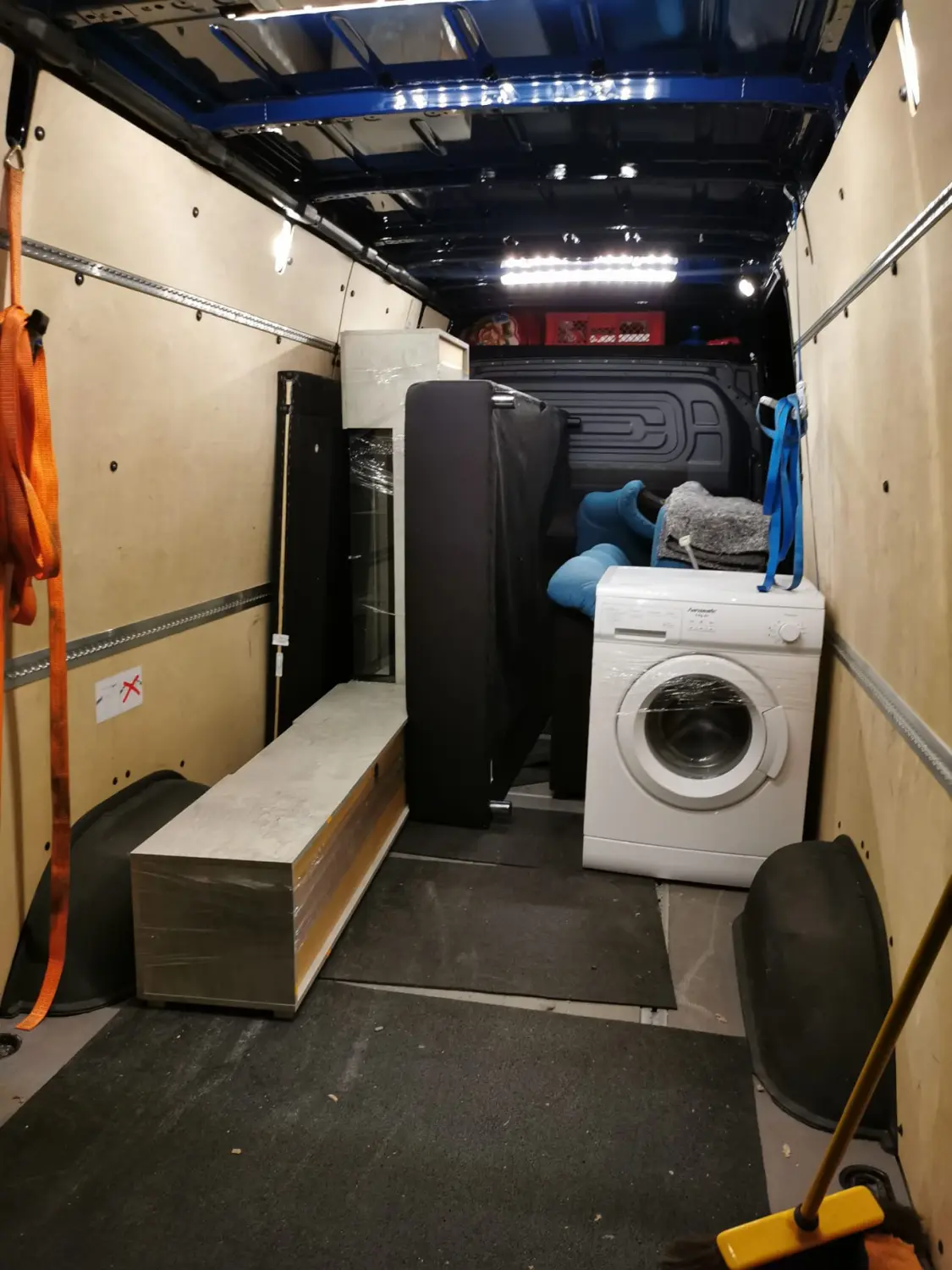 Gepäck ins Auto laden von Emin Abi Transporte