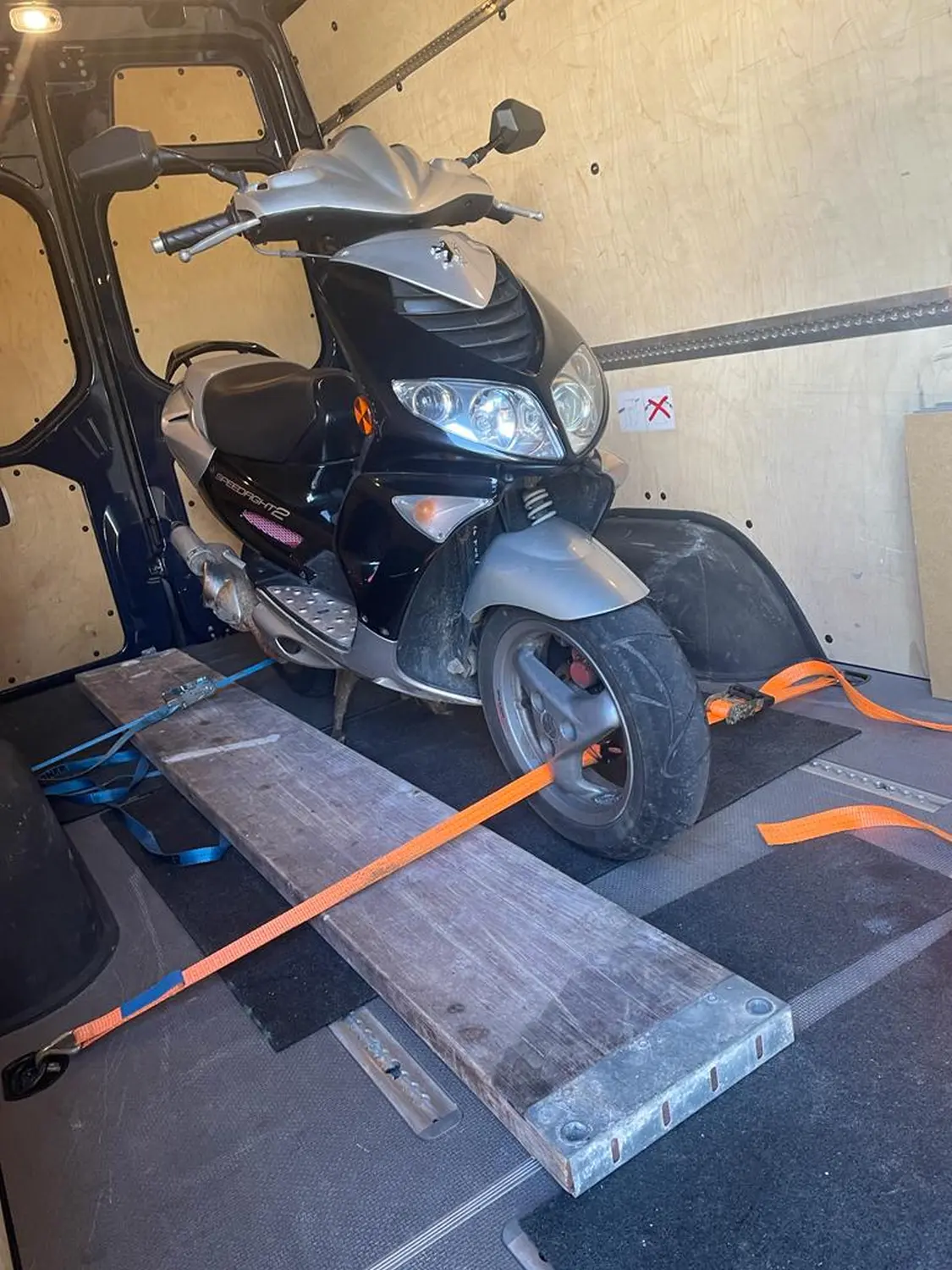 Gepäck ins Auto laden von Emin Abi Transporte