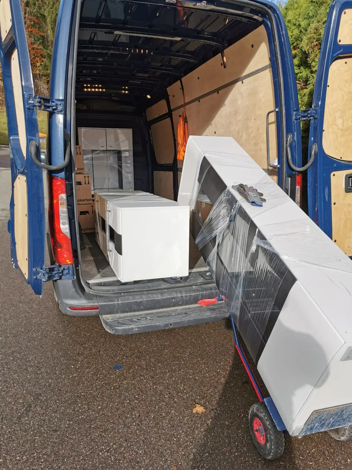 Gepäck ins Auto laden von Emin Abi Transporte