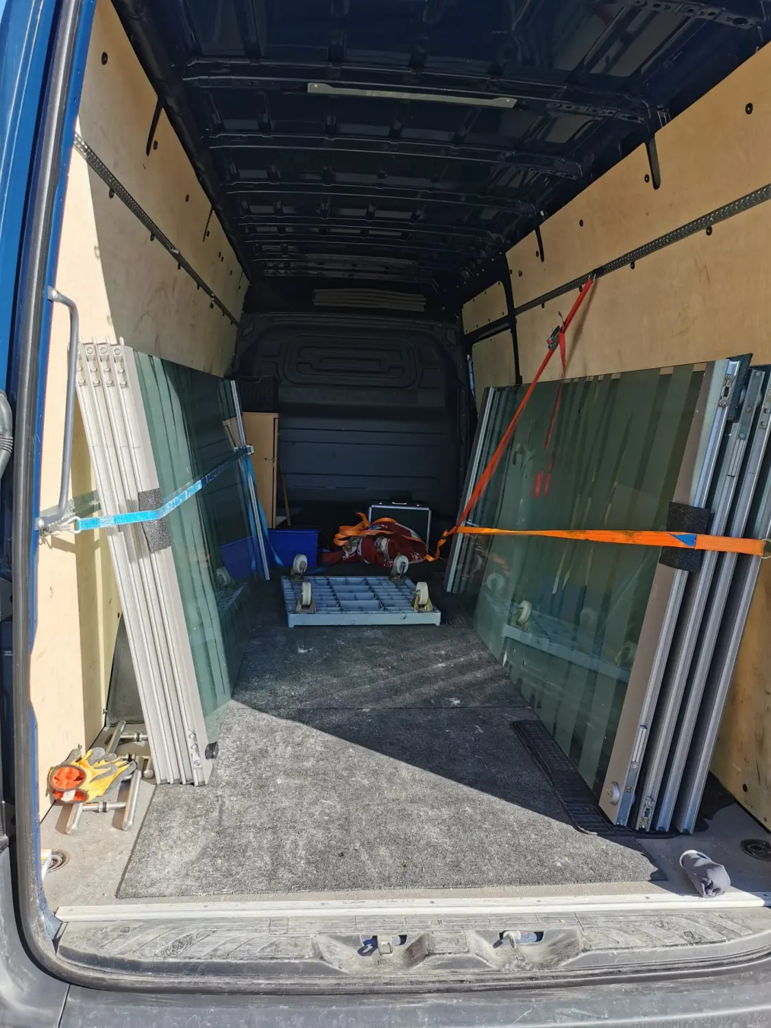 Gepäck ins Auto laden von Emin Abi Transporte