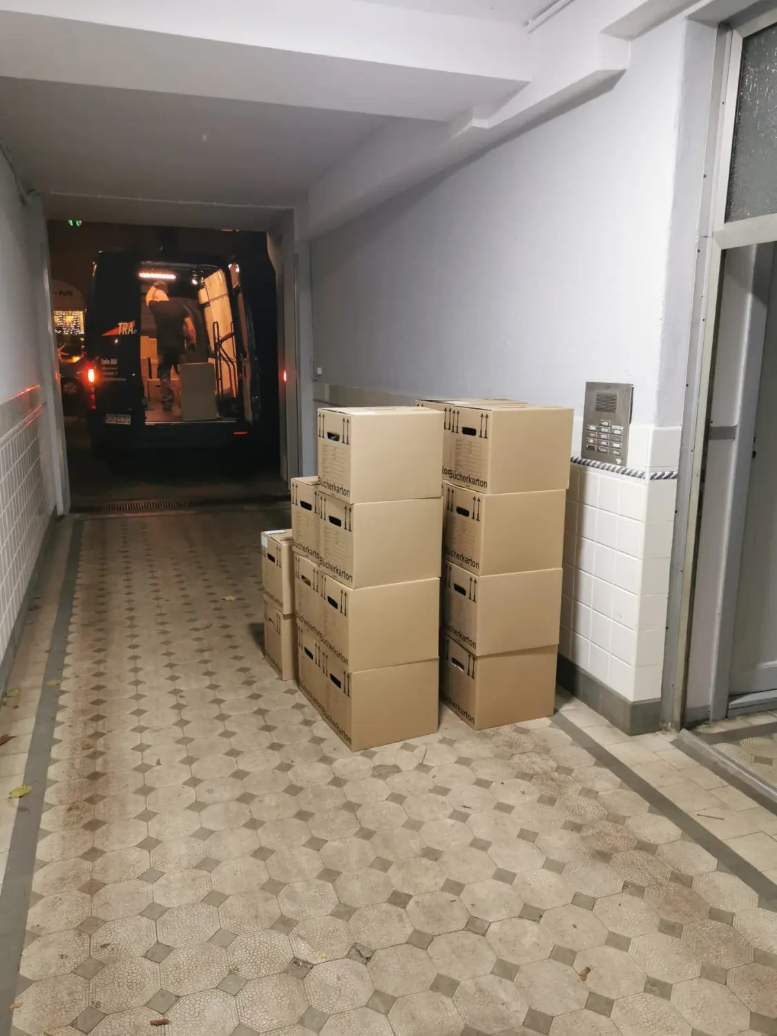 Gepäck ins Auto laden von Emin Abi Transporte