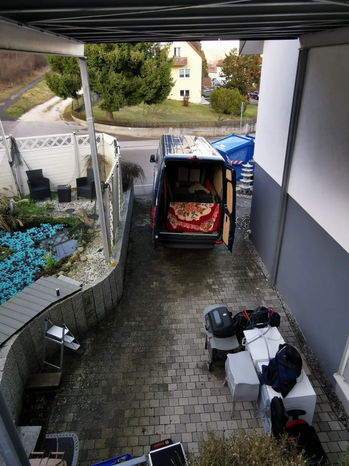 Gepäck ins Auto laden von Emin Abi Transporte