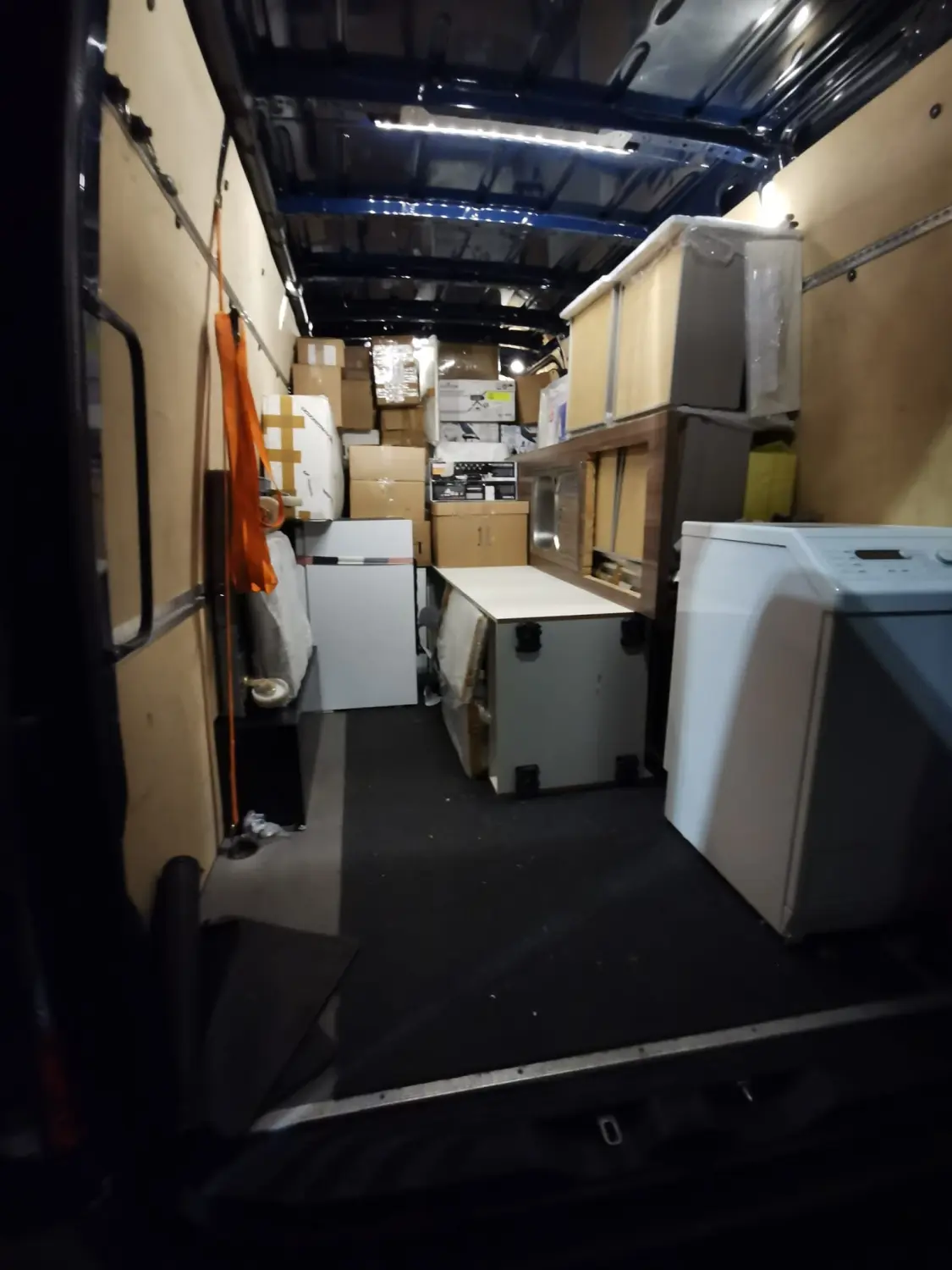 Gepäck ins Auto laden von Emin Abi Transporte