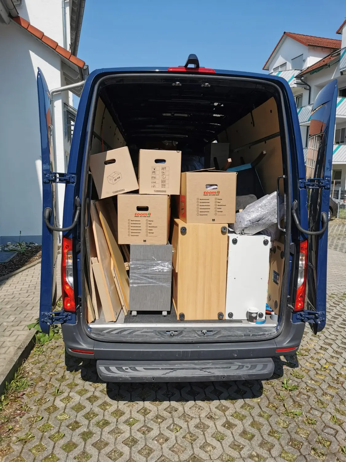 Gepäck ins Auto laden von Emin Abi Transporte
